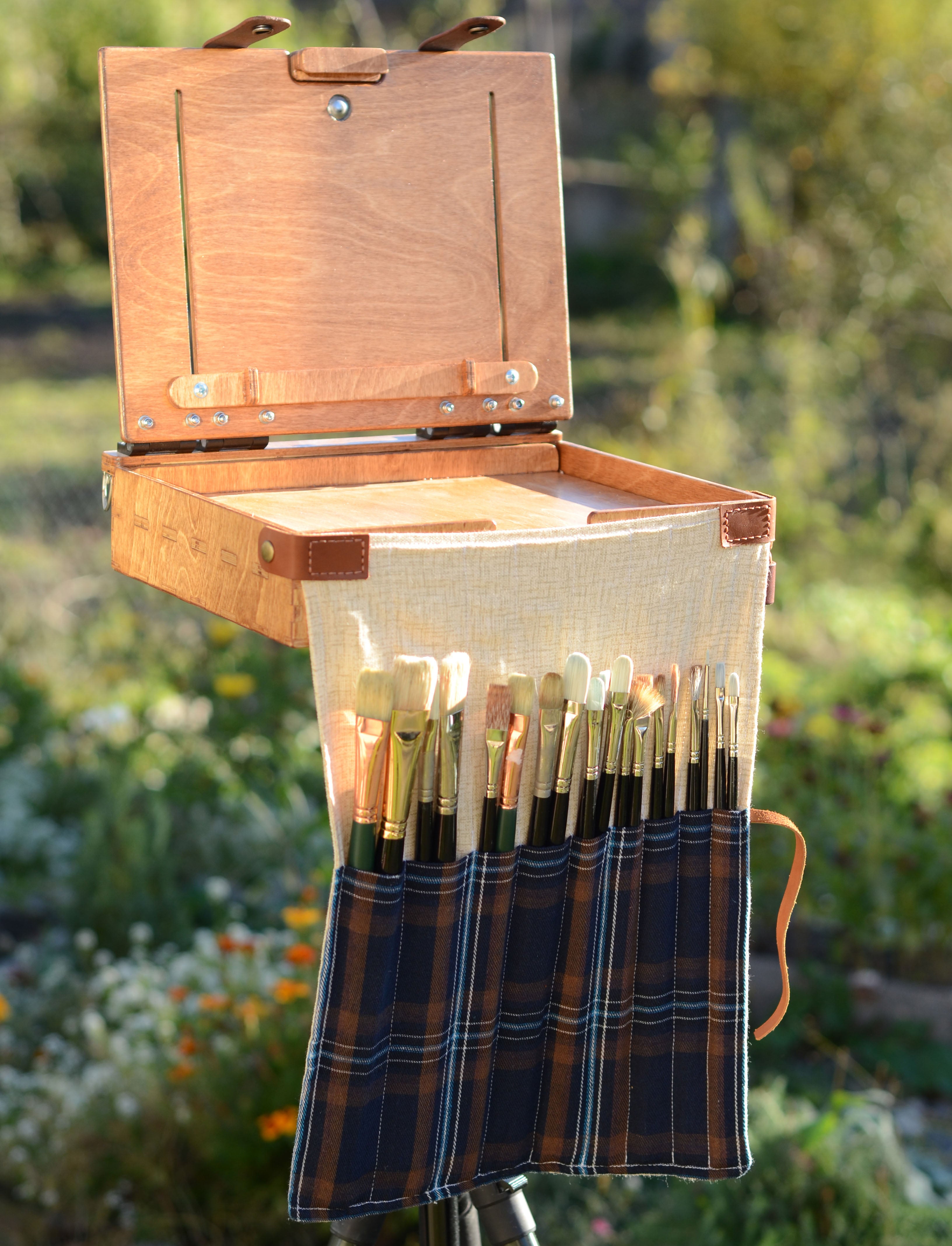 Cotton brush roll for hanging on a pochade box