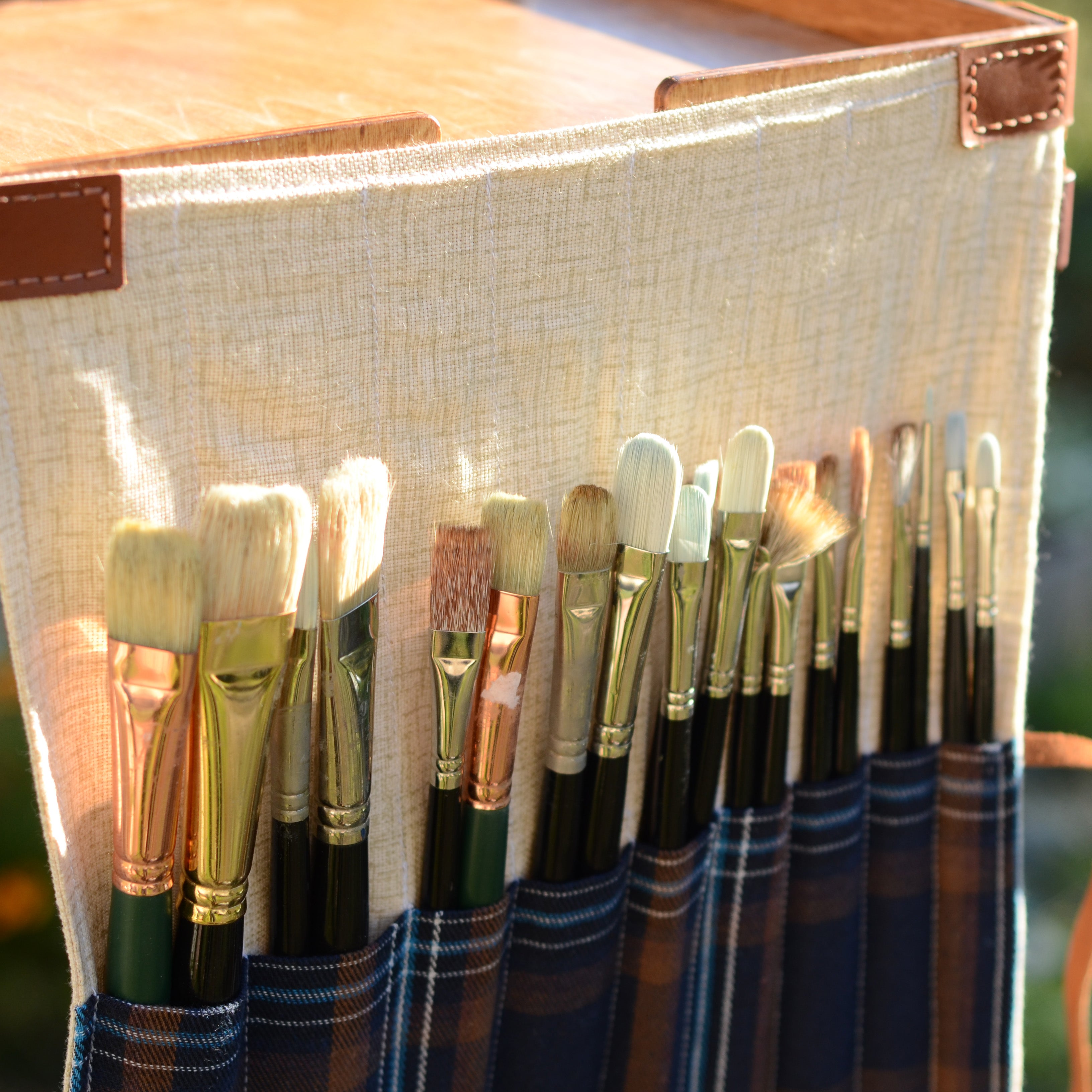 Cotton brush roll for hanging on a pochade box