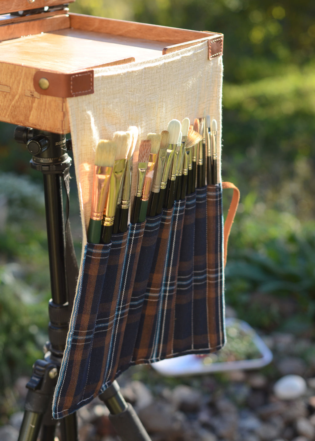 Cotton brush roll for hanging on a pochade box