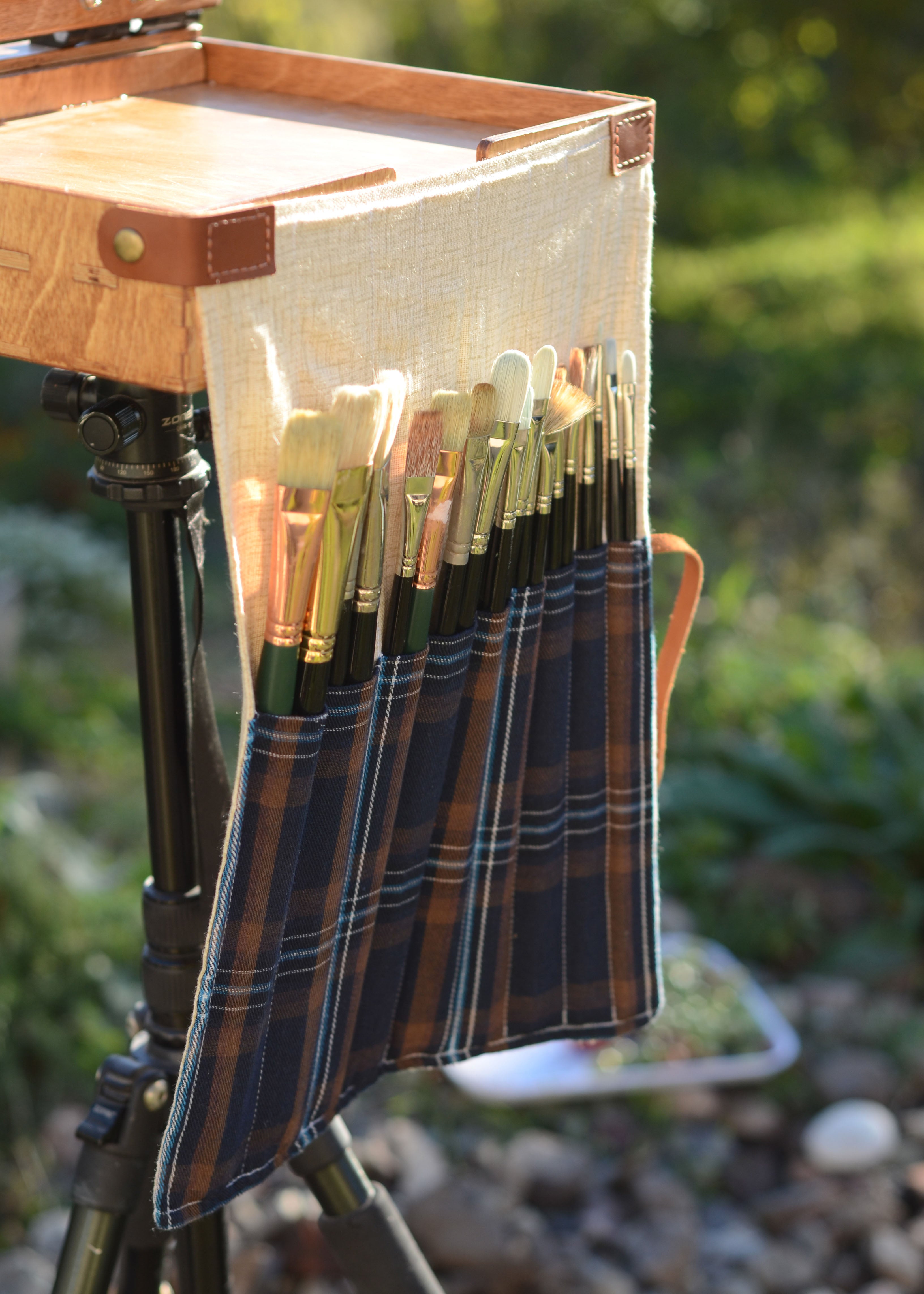Cotton brush roll for hanging on a pochade box