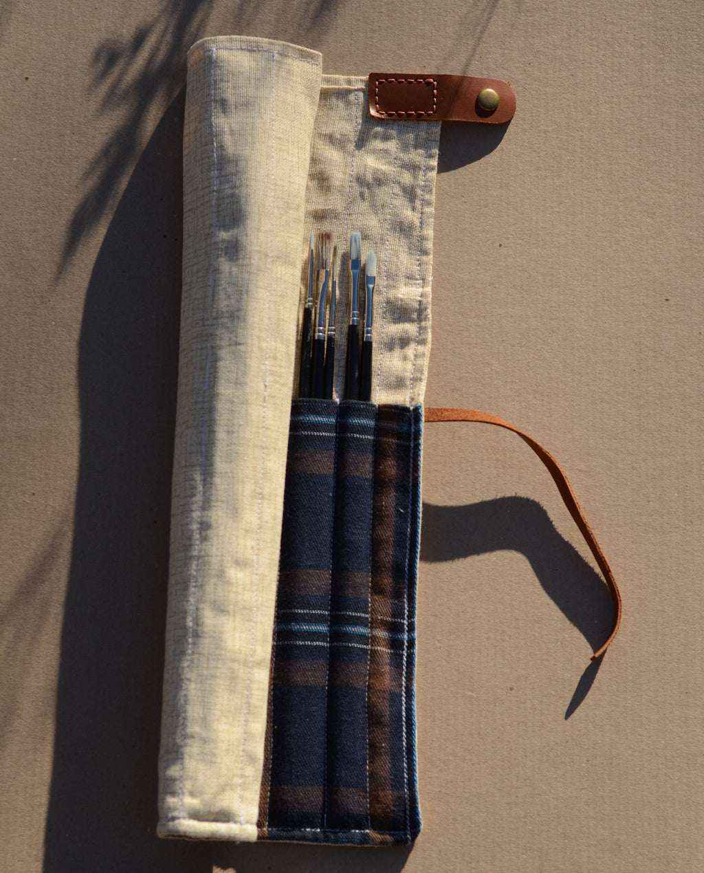 Cotton brush roll for hanging on a pochade box