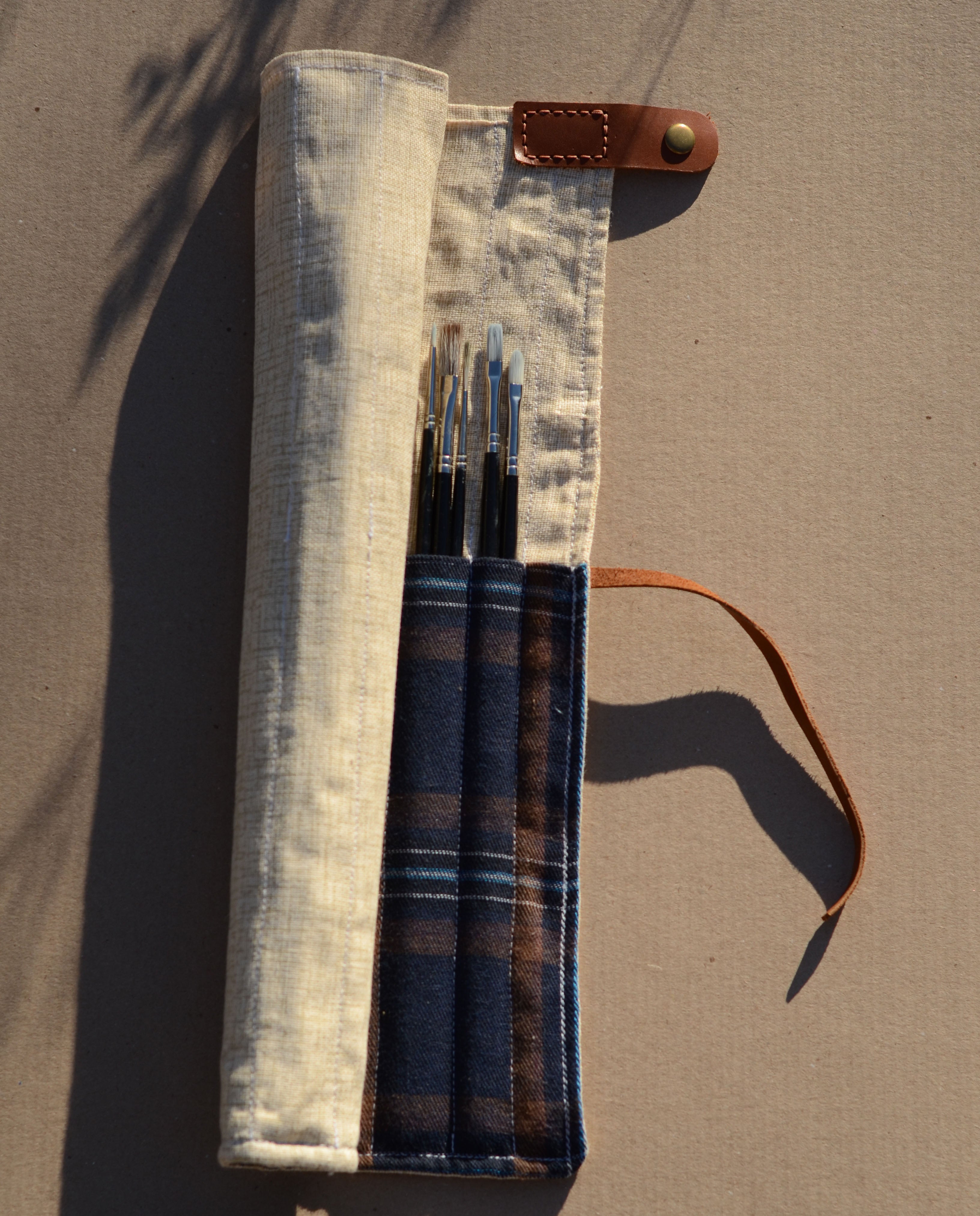 Cotton brush roll for hanging on a pochade box