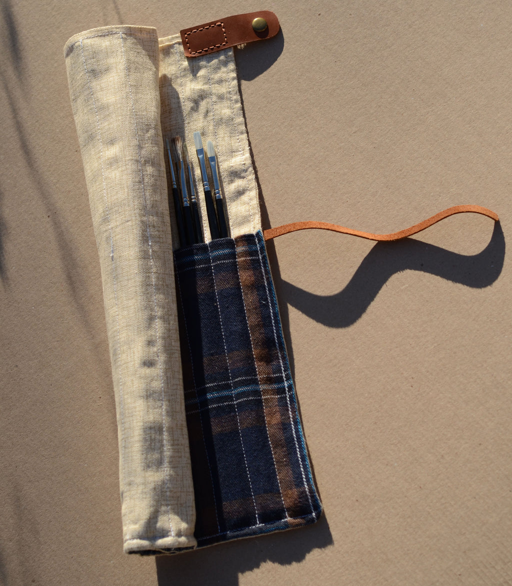 Cotton brush roll for hanging on a pochade box