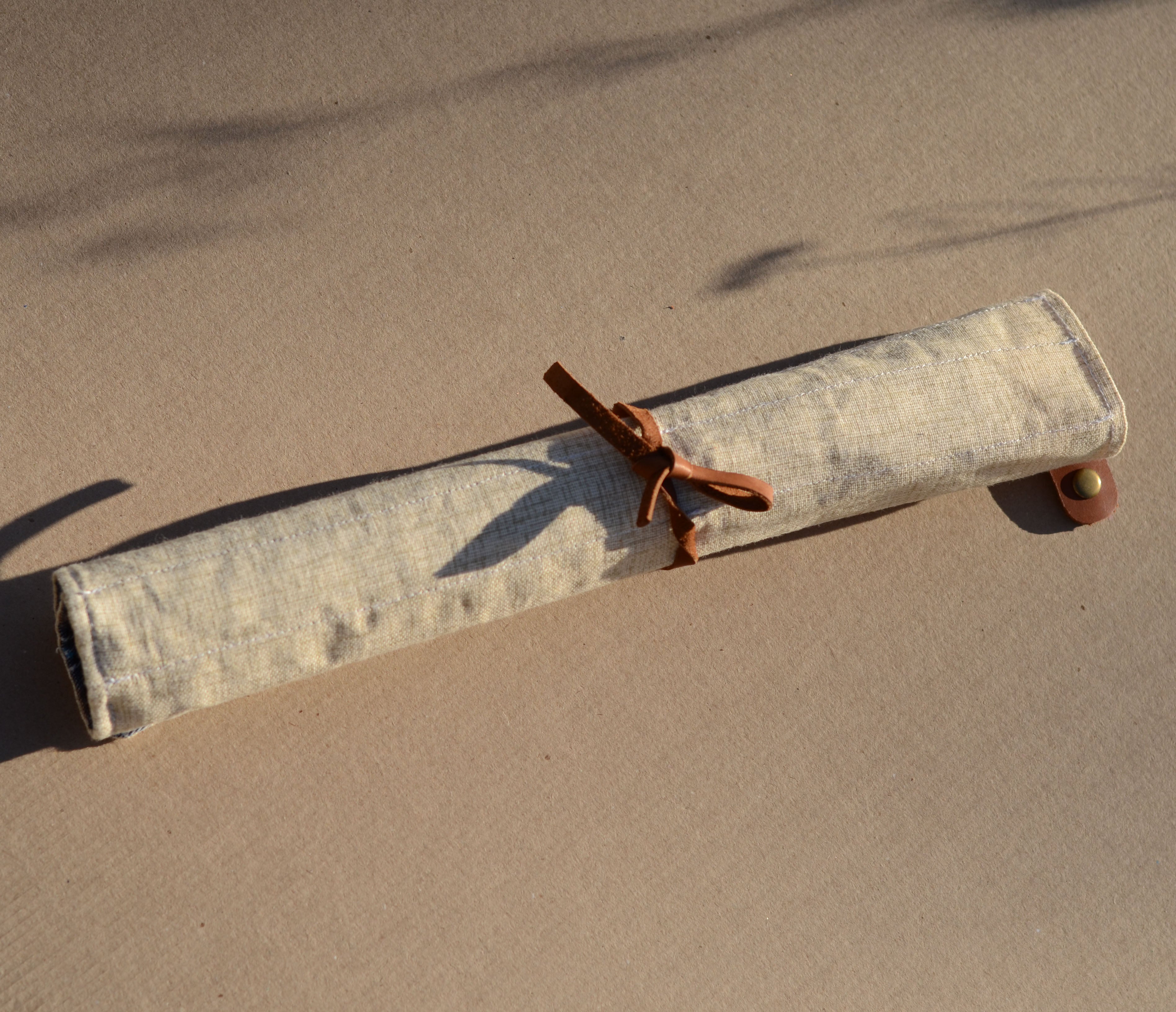 Cotton brush roll for hanging on a pochade box
