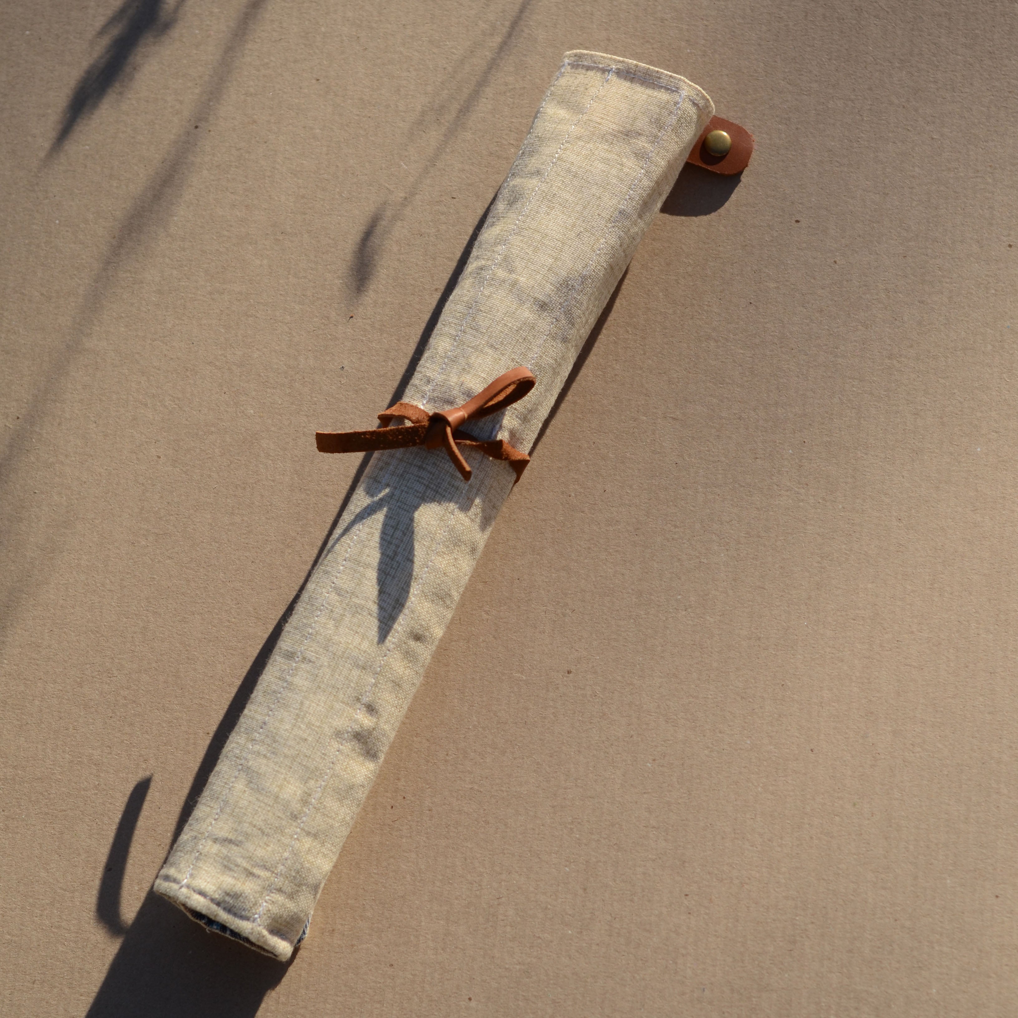 Cotton brush roll for hanging on a pochade box
