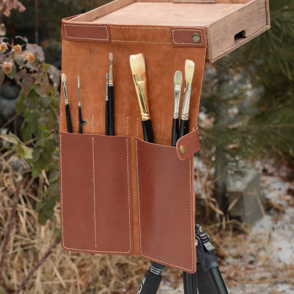 Brush case for hanging on a pochade box
