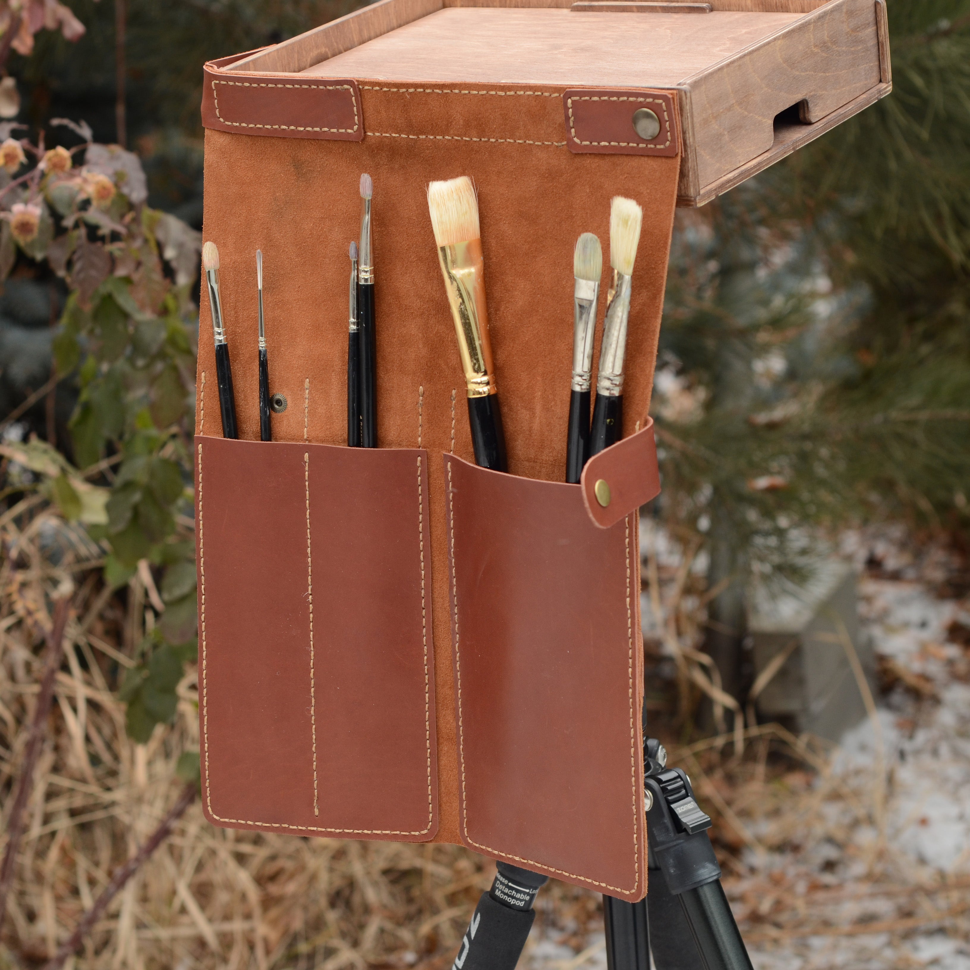 Brush case for hanging on a pochade box