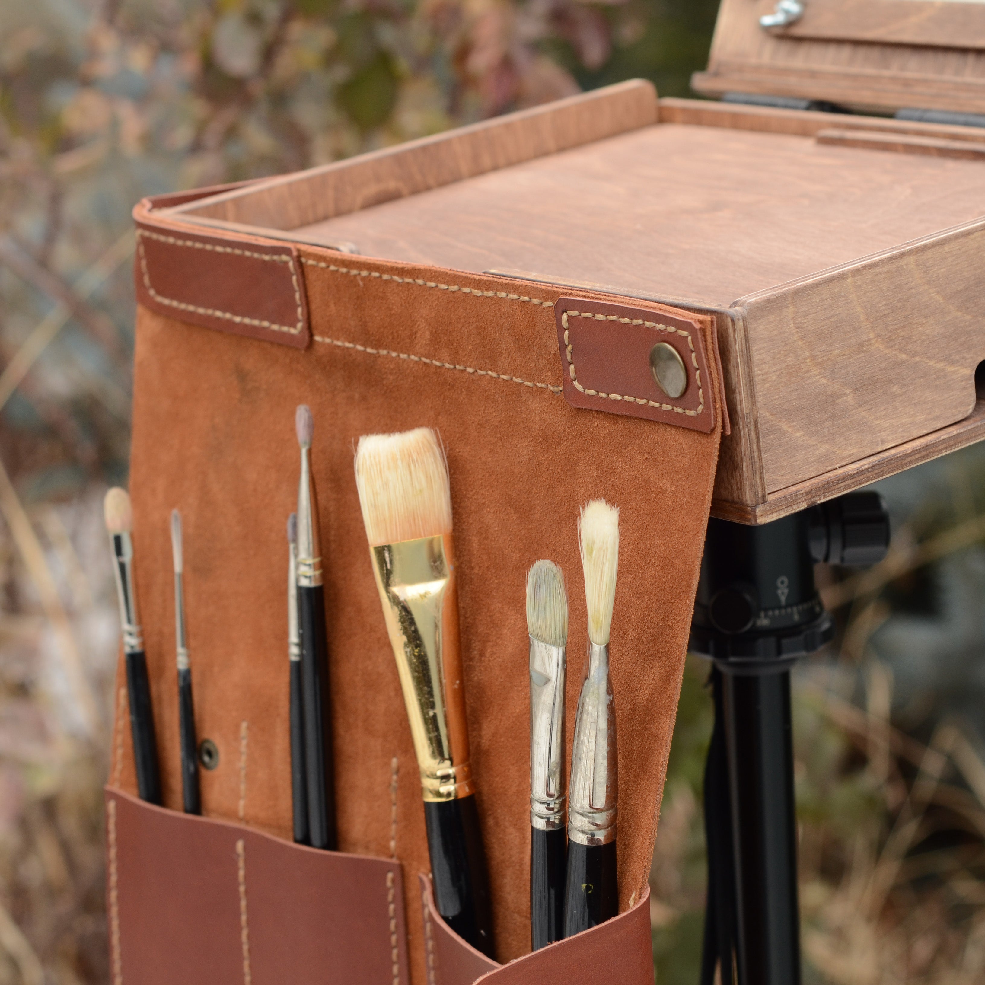Brush case for hanging on a pochade box