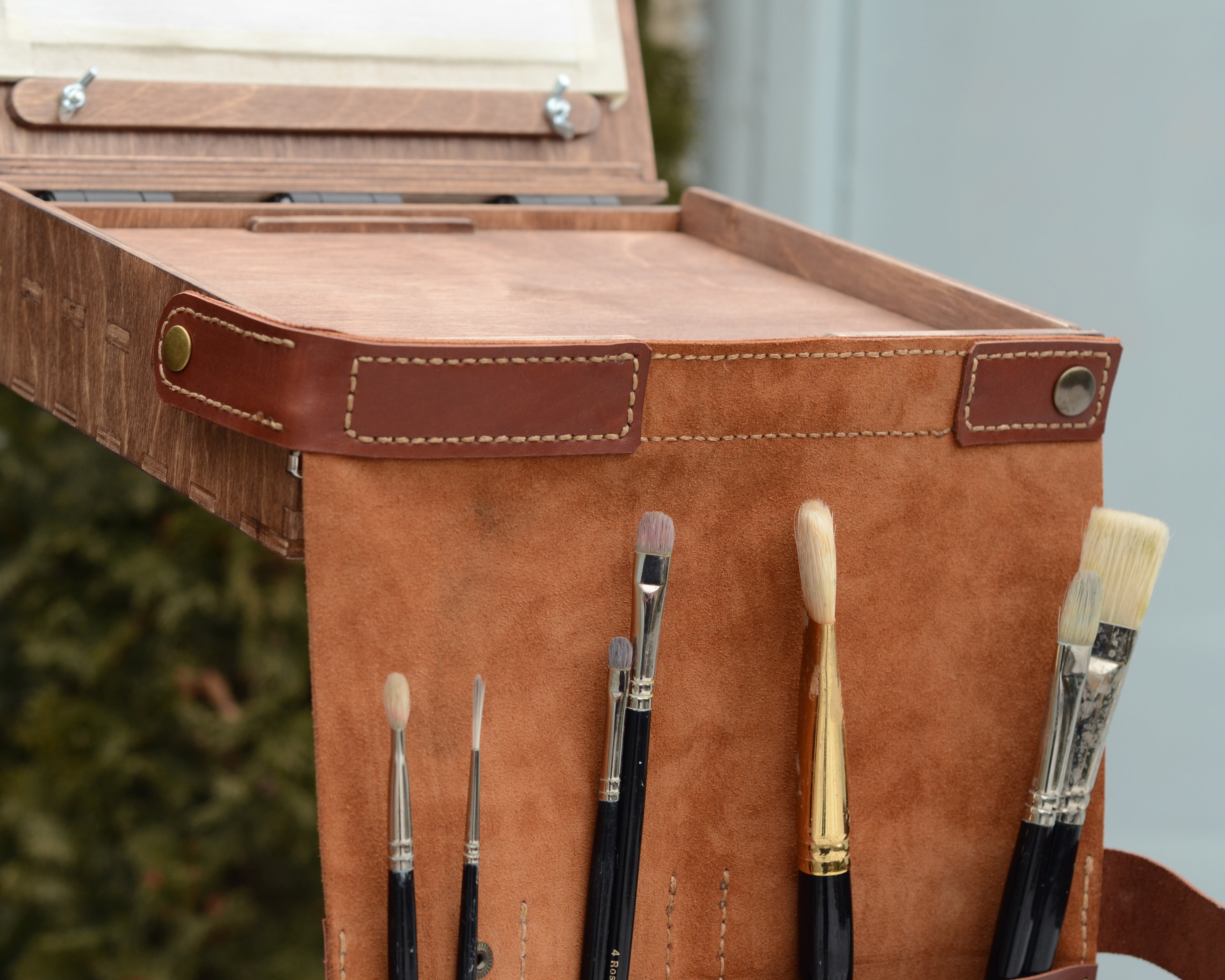 Brush case for hanging on a pochade box