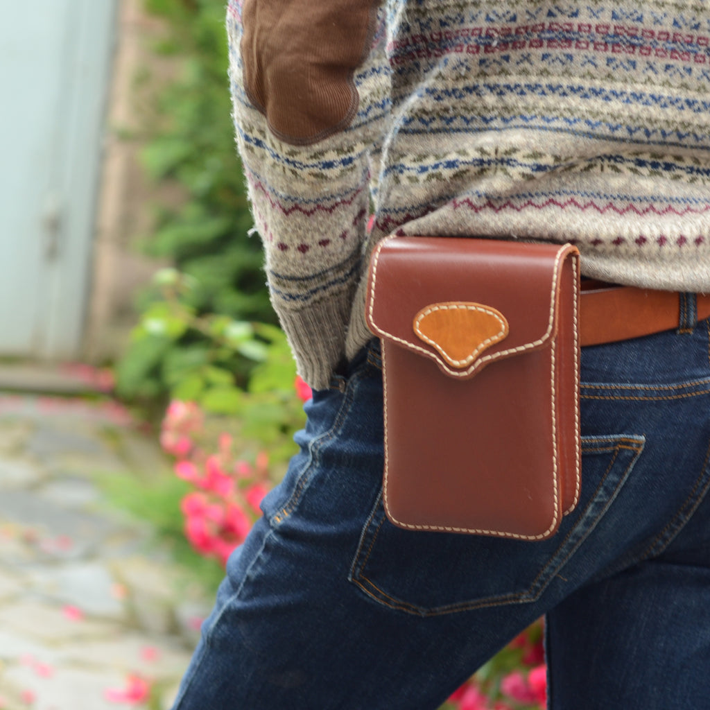 Belt bag for a sketchbook