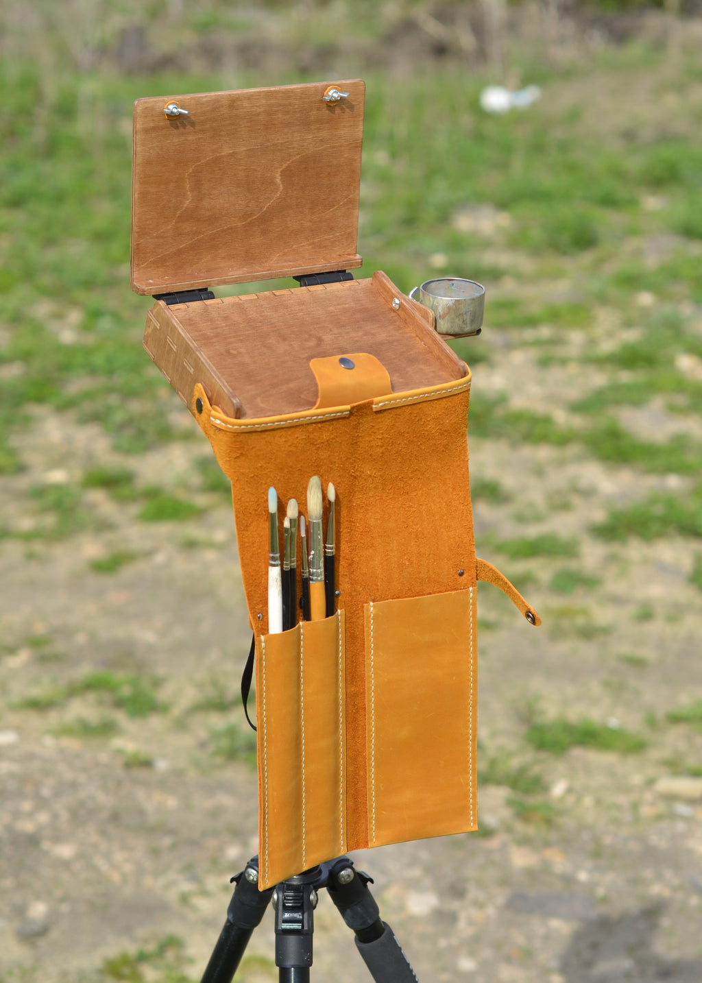 Brush case for hanging on a pochade box