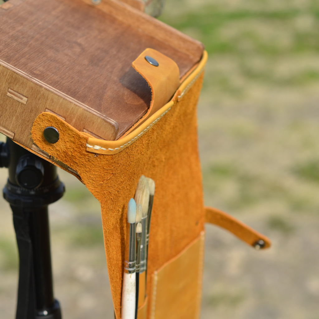 Brush case for hanging on a pochade box