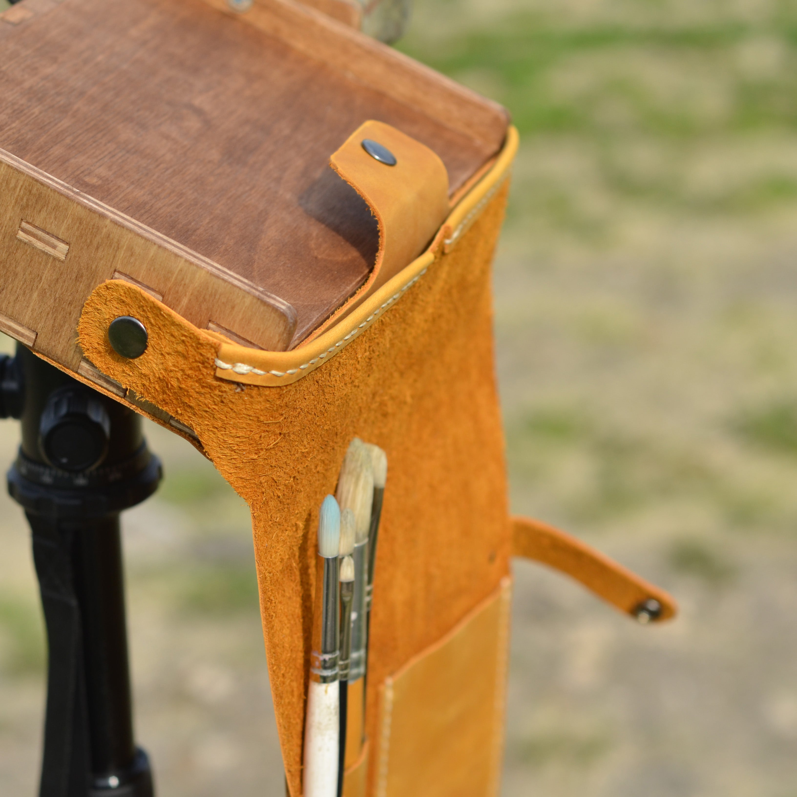 Brush case for hanging on a pochade box