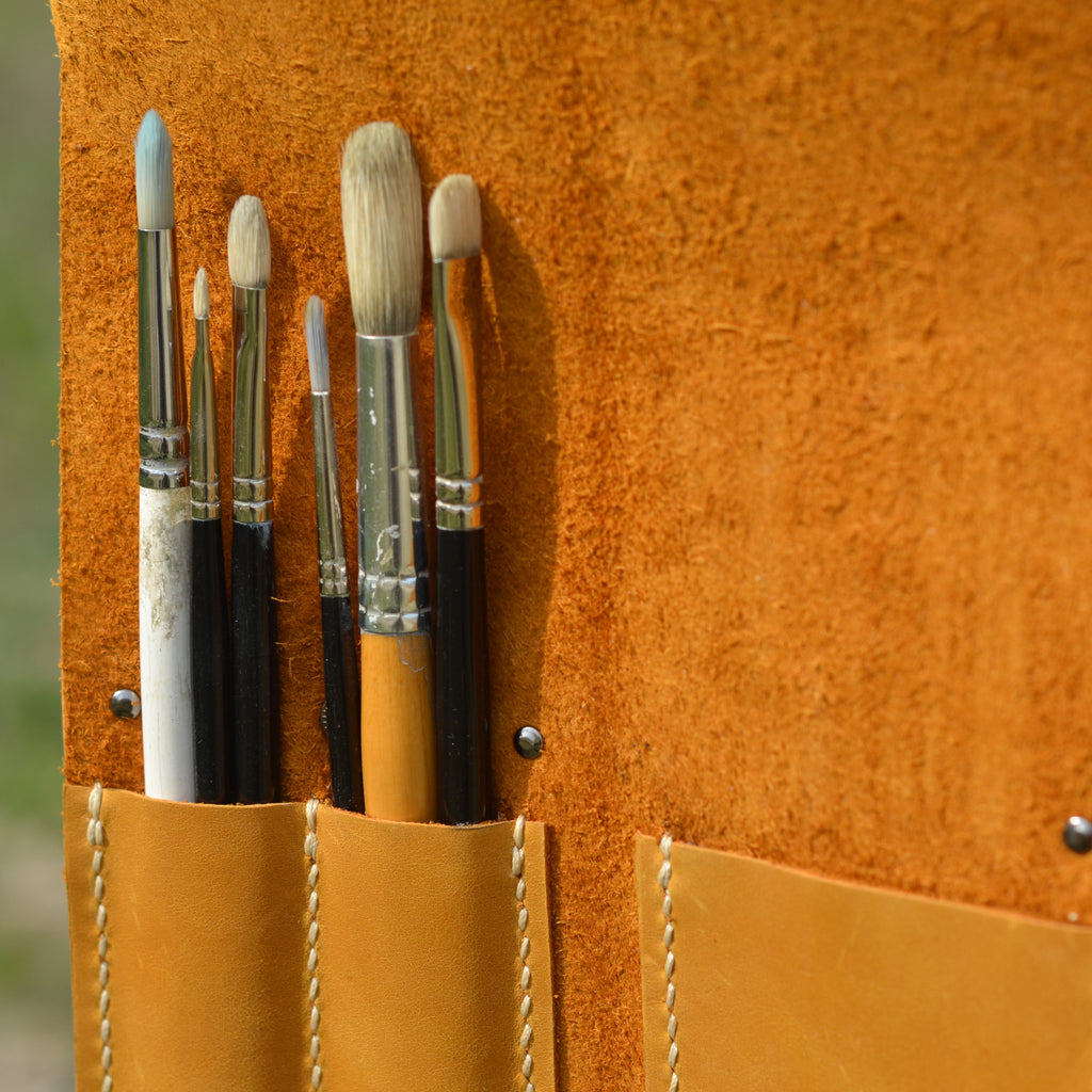 Brush case for hanging on a pochade box