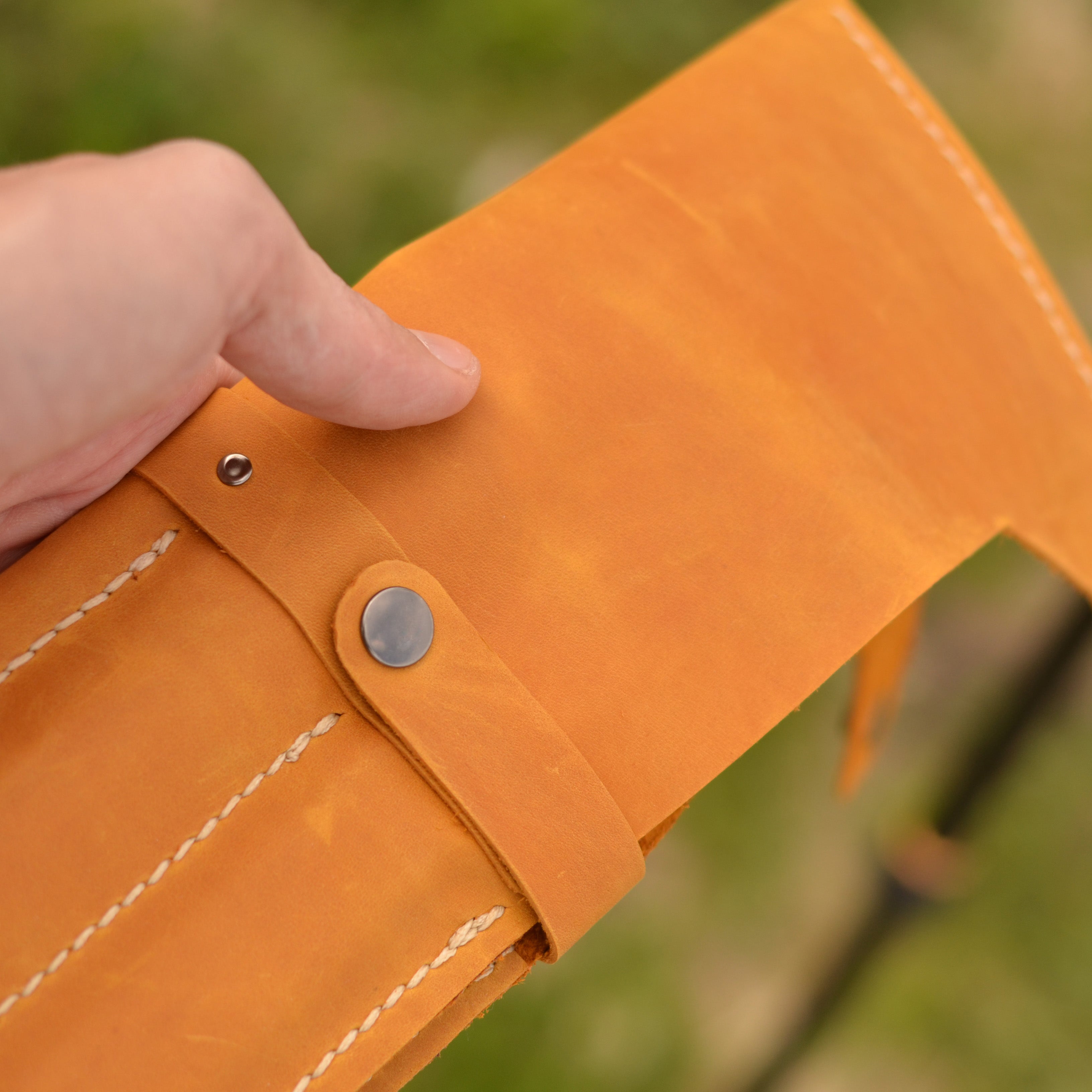 Brush case for hanging on a pochade box