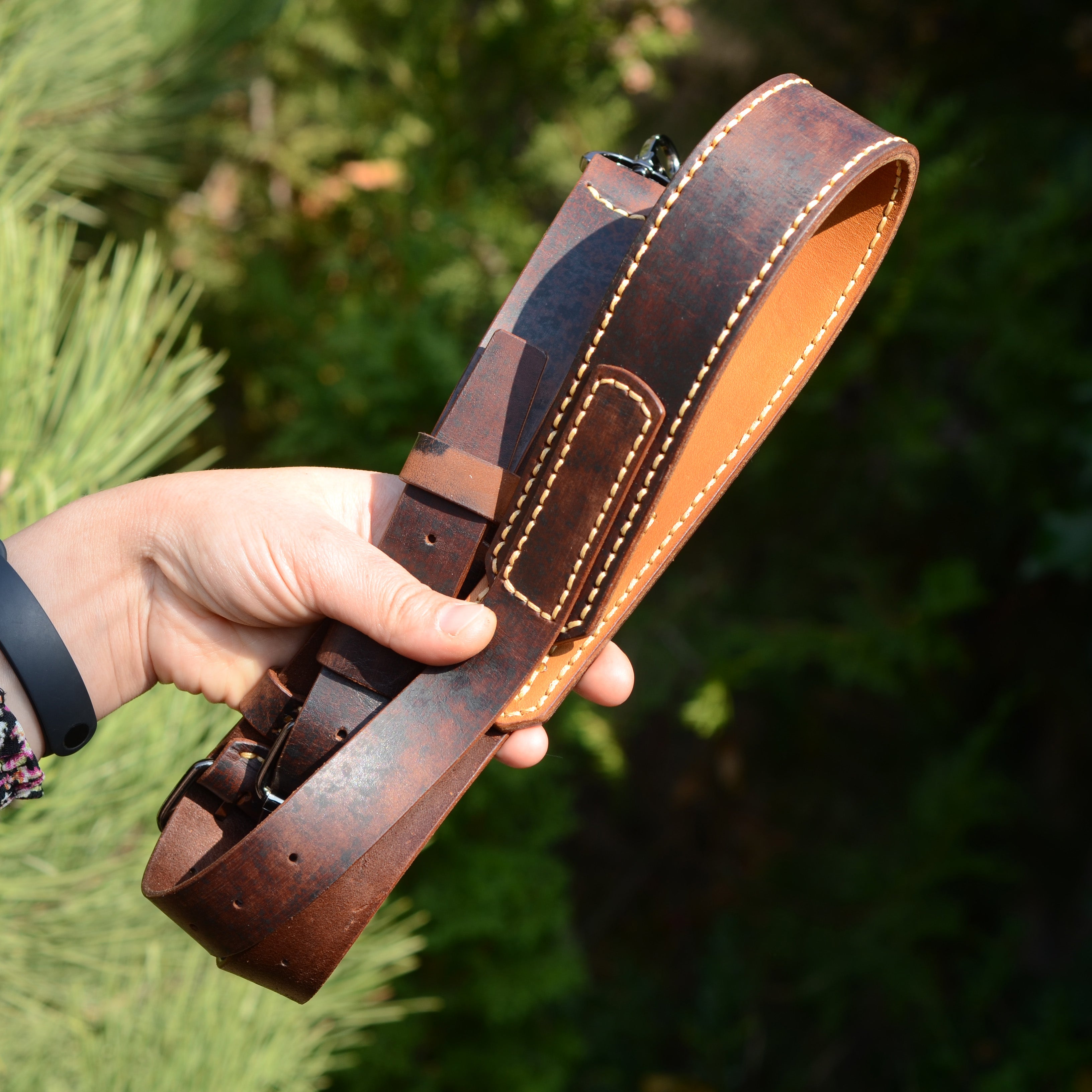 Leather shoulder strap for a pochade box