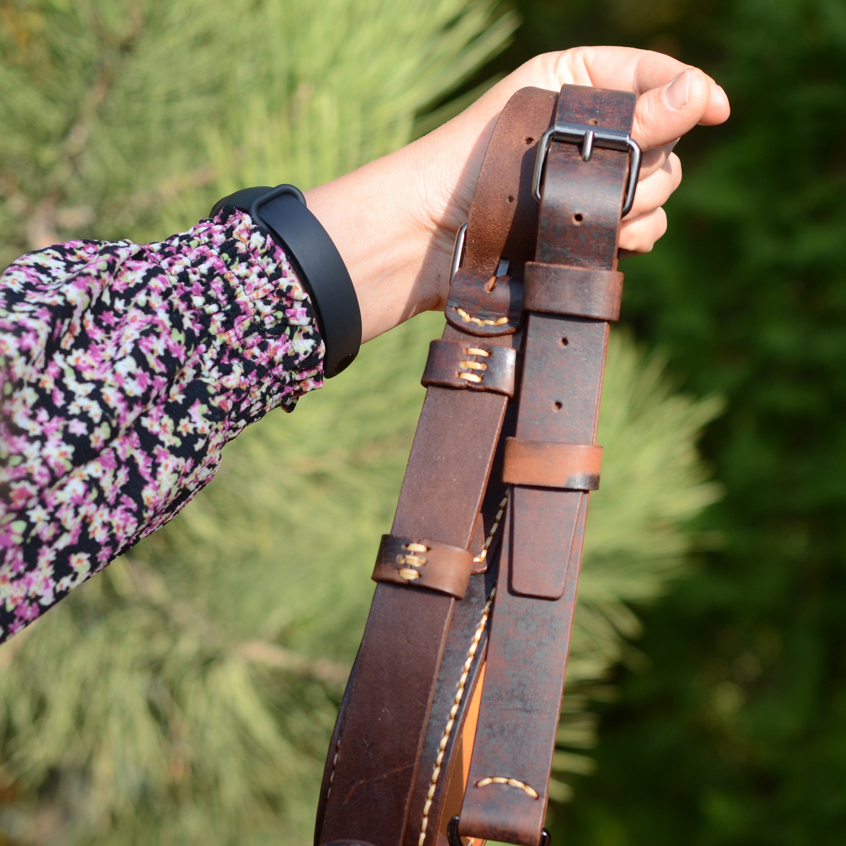 Leather shoulder strap for a pochade box
