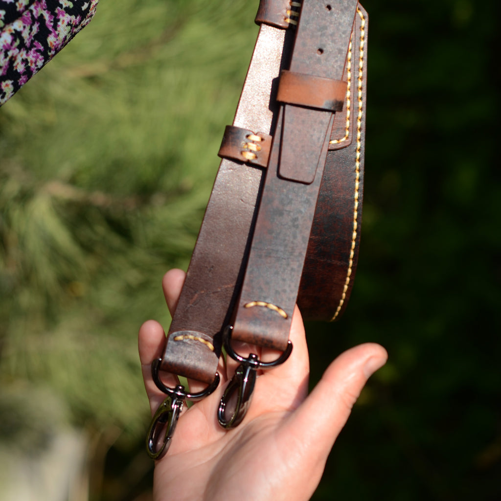 Leather shoulder strap for a pochade box