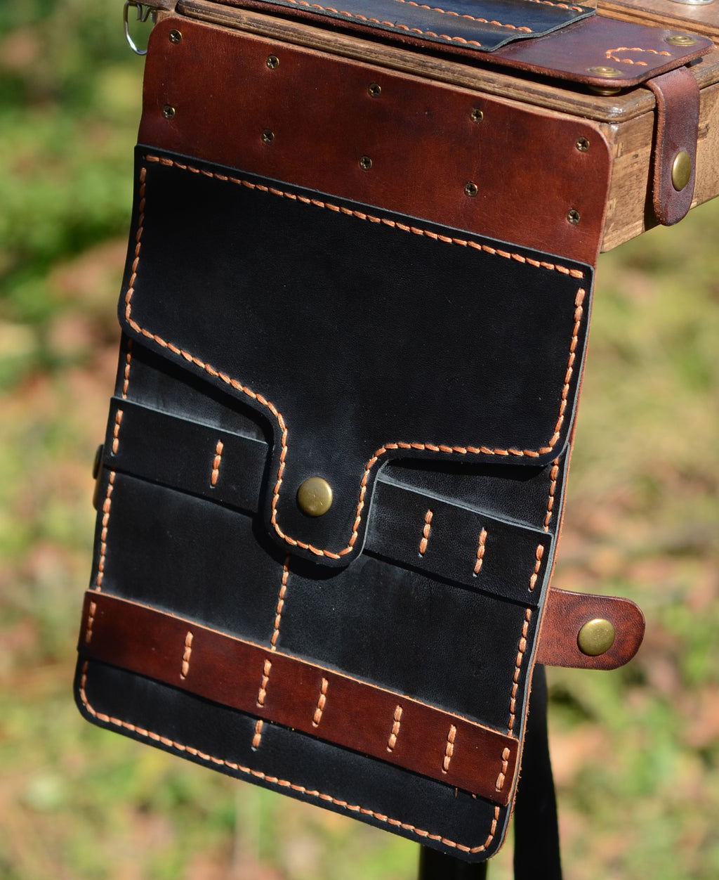 Screw-mounted side brush case
